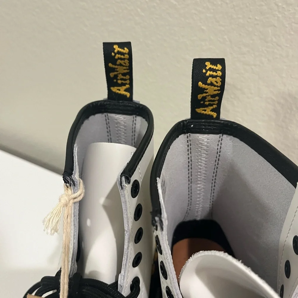 Doc Martens 1460 SMOOTH LEATHER LACE UP BOOTS, white size 6 - Picture 14 of 15